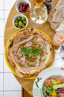 R14, ПИЦЦА МОРТАДЕЛЛА С ФИСТАШКАМИ, ЦИТРУСОВЫЙ САЛАТ, ОЛИВКИ, ДОННА МАРГАРИТА.jpg
