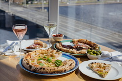 R14, ПИЦЦА МОРТАДЕЛЛА И ФИСТАШКИ, ПИЦЦА ТУНЕЦ, КРАСНЫЙ ЛУК И КАПЕРСЫ; ROSE BRUT AM И PROSECCO DECORDI AM В БОКАЛАХ; ЗЕЛЕНЫЕ ОЛИВКИ 5.jpg