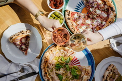 R14, ПИЦЦА МОРТАДЕЛЛА И ФИСТАШКИ, ПИЦЦА ТУНЕЦ, КРАСНЫЙ ЛУК И КАПЕРСЫ; ROSE BRUT AM И PROSECCO DECORDI AM В БОКАЛАХ; ЗЕЛЕНЫЕ ОЛИВКИ, ВЯЛЕНЫЕ ТОМАТЫ 6.jpg