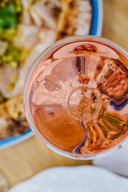 R14, БОКАЛ РОЗОВОГО ПРОСЕККО ROSE BRUT AM.jpg