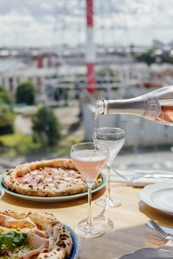 R14, РОЗОВОЕ ПРОСЕККО ROSE BRUT AM И PROSECCO DECORDI AM В БОКАЛАХ 2.jpg