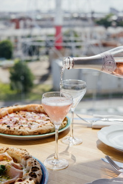 R14, РОЗОВОЕ ПРОСЕККО ROSE BRUT AM И PROSECCO DECORDI AM В БОКАЛАХ 3.jpg
