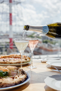 R14, РОЗОВОЕ ПРОСЕККО ROSE BRUT AM И PROSECCO DECORDI AM В БОКАЛАХ 6.jpg