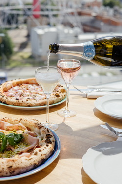 R14, РОЗОВОЕ ПРОСЕККО ROSE BRUT AM И PROSECCO DECORDI AM В БОКАЛАХ 5.jpg