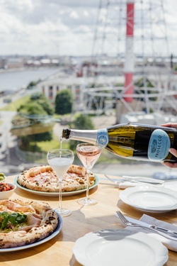 R14, РОЗОВОЕ ПРОСЕККО ROSE BRUT AM И PROSECCO DECORDI AM В БОКАЛАХ 4.jpg