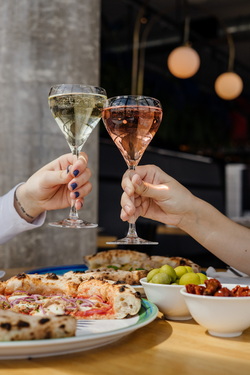 R14, РОЗОВОЕ ПРОСЕККО ROSE BRUT AM И PROSECCO DECORDI AM В БОКАЛАХ 11.jpg