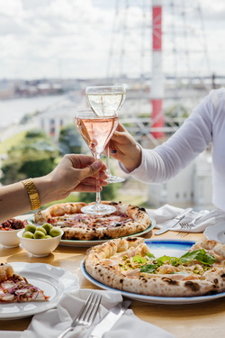 R14, РОЗОВОЕ ПРОСЕККО ROSE BRUT AM И PROSECCO DECORDI AM В БОКАЛАХ, ПИЦЦА МОРТАДЕЛЛА С ФИСТАШКАМИ 2.jpg