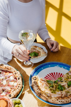 R14, РОЗОВОЕ ПРОСЕККО ROSE BRUT AM И PROSECCO DECORDI AM В БОКАЛАХ, ПИЦЦА МОРТАДЕЛЛА С ФИСТАШКАМИ, ПИЦЦА ТУНЕЦ, КРАСНЫЙ ЛУК И КАПЕРСЫ 3.jpg
