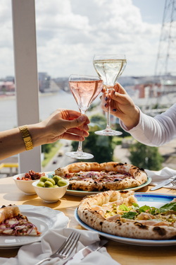 R14, РОЗОВОЕ ПРОСЕККО ROSE BRUT AM И PROSECCO DECORDI AM В БОКАЛАХ, ПИЦЦА МОРТАДЕЛЛА С ФИСТАШКАМИ, ПИЦЦА ТУНЕЦ, КРАСНЫЙ ЛУК И КАПЕРСЫ.jpg