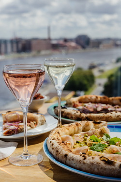 R14, РОЗОВОЕ ПРОСЕККО ROSE BRUT AM И PROSECCO DECORDI AM В БОКАЛАХ, ПИЦЦА МОРТАДЕЛЛА С ФИСТАШКАМИ.jpg