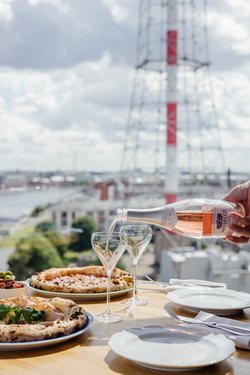 R14, РОЗОВОЕ ПРОСЕККО ROSE BRUT AM И PROSECCO DECORDI AM В БОКАЛАХ.jpg