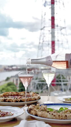 R14, РОЗОВОЕ ПРОСЕККО ROSE BRUT AM И PROSECCO DECORDI AM В БОКАЛАХ, ПИЦЦА МОРТАДЕЛЛА С ФИСТАШКАМИ, ПИЦЦА ТУНЕЦ, КРАСНЫЙ ЛУК И КАПЕРСЫ.MP4