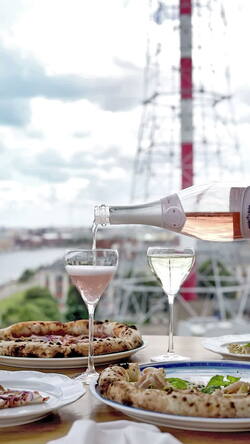 R14, РОЗОВОЕ ПРОСЕККО ROSE BRUT AM И PROSECCO DECORDI AM В БОКАЛАХ, ПИЦЦА МОРТАДЕЛЛА С ФИСТАШКАМИ, ПИЦЦА ТУНЕЦ, КРАСНЫЙ ЛУК И КАПЕРСЫ 2.MP4