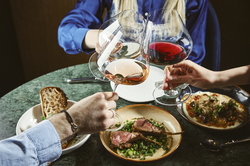 MINE WINE, LAMB CHOPS ALLA GRIGLIA WITH SEASONAL VEGETABLES AND WINE IN GLASSES(C) ELINA BERGS 2.jpg