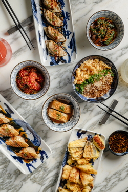 ГЕДЗА - ЖАРЕНЫЕ ПЕЛЬМЕНИ С МЯСОМ, С КРЕВЕТКАМИ; ВОК С ЖАРЕНЫМ РИСОМ И КРАБОМ; КИМЧИ; МИСО ЧЕРРИ КИМЧИ; ТЕМПУРА; САЛАТ ИЗ БИТЫХ ОГУРЦОВ И ШИИТАКИ