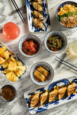ГЕДЗА - ЖАРЕНЫЕ ПЕЛЬМЕНИ С МЯСОМ, С КРЕВЕТКАМИ; ВОК С ЖАРЕНЫМ РИСОМ И КРАБОМ; КИМЧИ; МИСО ЧЕРРИ КИМЧИ; ТЕМПУРА; САЛАТ ИЗ БИТЫХ ОГУРЦОВ И ШИИТАКИ