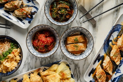 ГЕДЗА - ЖАРЕНЫЕ ПЕЛЬМЕНИ С МЯСОМ, С КРЕВЕТКАМИ; ВОК С ЖАРЕНЫМ РИСОМ И КРАБОМ; КИМЧИ; МИСО ЧЕРРИ КИМЧИ; ТЕМПУРА; САЛАТ ИЗ БИТЫХ ОГУРЦОВ И ШИИТАКИ