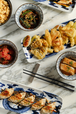 ГЕДЗА - ЖАРЕНЫЕ ПЕЛЬМЕНИ С МЯСОМ, С КРЕВЕТКАМИ; ВОК С ЖАРЕНЫМ РИСОМ И КРАБОМ; КИМЧИ; МИСО ЧЕРРИ КИМЧИ; ТЕМПУРА; САЛАТ ИЗ БИТЫХ ОГУРЦОВ И ШИИТАКИ