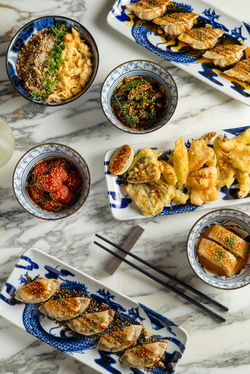 ГЕДЗА - ЖАРЕНЫЕ ПЕЛЬМЕНИ С МЯСОМ, С КРЕВЕТКАМИ; ВОК С ЖАРЕНЫМ РИСОМ И КРАБОМ; КИМЧИ; МИСО ЧЕРРИ КИМЧИ; ТЕМПУРА; САЛАТ ИЗ БИТЫХ ОГУРЦОВ И ШИИТАКИ