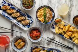 ГЕДЗА - ЖАРЕНЫЕ ПЕЛЬМЕНИ С МЯСОМ, С КРЕВЕТКАМИ; ВОК С ЖАРЕНЫМ РИСОМ И КРАБОМ; КИМЧИ; МИСО ЧЕРРИ КИМЧИ; ТЕМПУРА; САЛАТ ИЗ БИТЫХ ОГУРЦОВ И ШИИТАКИ