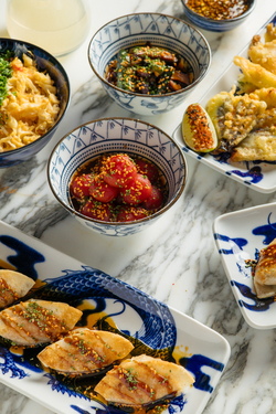 ГЕДЗА - ЖАРЕНЫЕ ПЕЛЬМЕНИ С МЯСОМ, С КРЕВЕТКАМИ; ВОК С ЖАРЕНЫМ РИСОМ И КРАБОМ; МИСО ЧЕРРИ КИМЧИ; ТЕМПУРА; САЛАТ ИЗ БИТЫХ ОГУРЦОВ И ШИИТАКИ