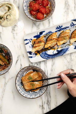 ГЕДЗА - ЖАРЕНЫЕ ПЕЛЬМЕНИ С МЯСОМ; КИМЧИ; МИСО ЧЕРРИ КИМЧИ; САЛАТ ИЗ БИТЫХ ОГУРЦОВ И ШИИТАКИ