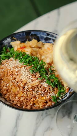 ВОК С ЖАРЕНЫМ РИСОМ, С КРАБОМ И ЯЙЦОМ