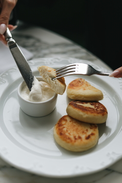 СЫРНИКИ С ФЕРМЕРСКОЙ СМЕТАНОЙ