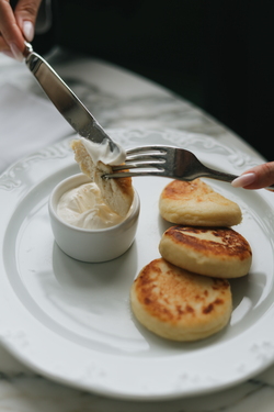 СЫРНИКИ С ФЕРМЕРСКОЙ СМЕТАНОЙ