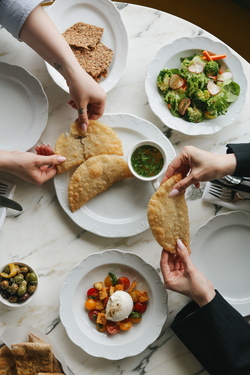 ТРИ ЧЕБУРЕКА С АРОМАТНЫМ КУРИНЫМ БУЛЬОНОМ, ОЛИВКИ К ВИНУ, САЛАТ ИЗ СВЕЖИХ ОВОЩЕЙ И БРОККОЛИ, САЛАТ КАПРЕЗЕ С НЕЖНОЙ БУРРАТОЙ И ПОМИДОРАМИ