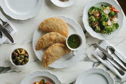 ТРИ ЧЕБУРЕКА С АРОМАТНЫМ КУРИНЫМ БУЛЬОНОМ, ОЛИВКИ К ВИНУ, САЛАТ ИЗ СВЕЖИХ ОВОЩЕЙ И БРОККОЛИ