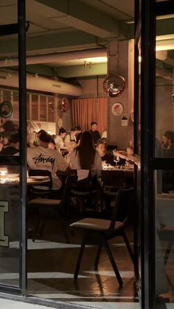ATMOSPHERE OF RESTAURANT