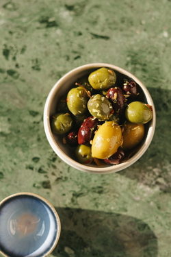 ОЛИВКИ, МАРИНОВАННЫЕ С ТРАВАМИ