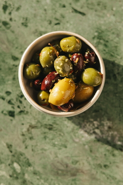 ОЛИВКИ, МАРИНОВАННЫЕ С ТРАВАМИ