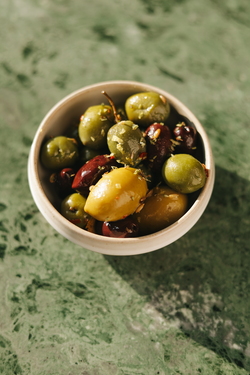 ОЛИВКИ, МАРИНОВАННЫЕ С ТРАВАМИ